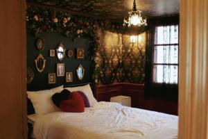 Postel nebo postele na pokoji v ubytování Central Hongdae Red Road Stay 4 Beds, Near Mangwon & Sangsu