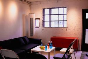 Posezení v ubytování Central Hongdae Red Road Stay 4 Beds, Near Mangwon & Sangsu