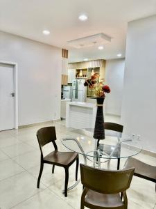 a dining room with a glass table and chairs at Casa da Anita in Boa Vista