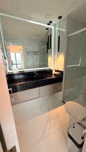 Un baño con ducha, lavabo e inodoro. en Tropical Executive Flat Suites 507 view, en Manaus
