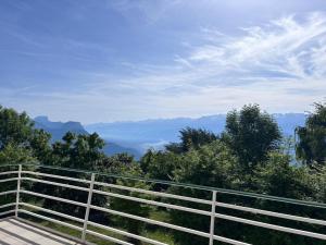 Saint-Nizier-du-Moucherotteにあるluxurious villa in an enchanting settingの塀から山々の景色 +26枚の写真