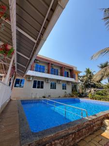 una gran piscina frente a un edificio en The Ocean Pearl Resort, en Alībāg