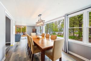 Φωτογραφία από το άλμπουμ του Yorita Manor - Lake Front Getaway! Dogs, Fire Pit & Deck σε Sturgeon Bay