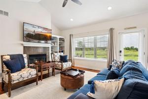 Χώρος καθιστικού στο Grove Road Home - Private 5 Acres, Fire Pit, Spacious Retreat, Dog-F