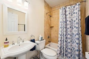 Ένα μπάνιο στο Grove Road Home - Private 5 Acres, Fire Pit, Spacious Retreat, Dog-F +67 φωτογραφίες