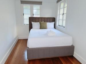 Кровать или кровати в номере Walk to Southbank Brisbane City Art Deco House