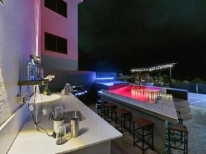 Tragos en Eco-Luxe Ocean View Villa, Gated with Pickleball & Pool for 10