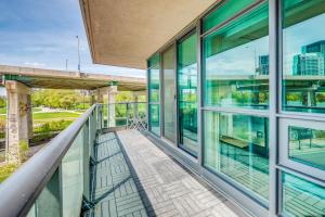 Fotografie z fotogalerie ubytování 2BR Condo - Free Parking - Park & City View v destinaci Toronto