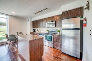 Fotografie z fotogalerie ubytování 2BR Condo - Free Parking - Park & City View v destinaci Toronto