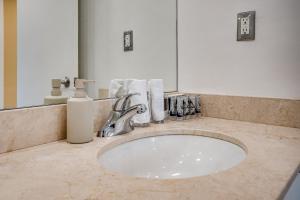 Fotografie z fotogalerie ubytování 2BR Condo - Free Parking - Park & City View v destinaci Toronto