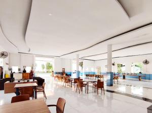 Un comedor con mesas y sillas en un edificio. en RedDoorz at Flory Hotel Jalan Parangtritis, en Timuran