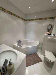 Koupelna v ubytování Calme et élégance au cœur de Tours + 15 fotografií