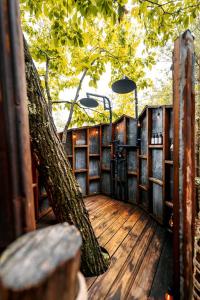 eine Holzterrasse mit Bücherregalen und einem Baum in der Unterkunft Mountaintop Tree House Retreat With Scenic Views Close to Chattanooga and Tennessee Valley, Georgia in Ringgold