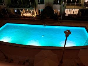 a swimming pool at night in a hotel at Channelside Luxury Retreat Spacious 2BR 2BA Condo with Pool, Balcony, Sauna & Gym in Tampa