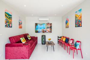 een woonkamer met rode banken en een tafel bij Love U Pool Villa Hua Hin-Pet Friendly House in Hua Hin