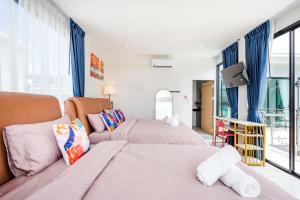 twee bedden in een slaapkamer met blauwe gordijnen bij Love U Pool Villa Hua Hin-Pet Friendly House in Hua Hin +213 foto's