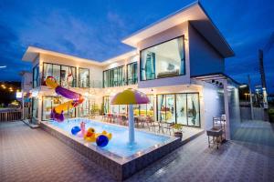 een huis met een zwembad met een glijbaan erin bij Love U Pool Villa Hua Hin-Pet Friendly House in Hua Hin