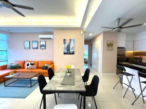 una sala de estar con un sofá y una mesa en The Azure Residences, en Kampong Baharu Sungai Way 51 fotos más