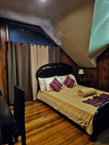 ein Schlafzimmer mit einem großen Bett mit Kissen darauf in der Unterkunft Haven Baguio in Baguio City
