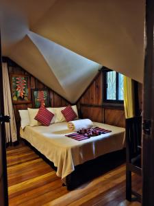 ein Schlafzimmer mit einem großen Bett in einem Haus in der Unterkunft Haven Baguio in Baguio City