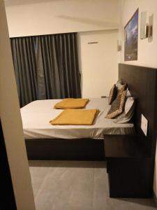 Una cama en una habitación con toallas. en Daksh 3bhk villa wifi call, en Mahabaleshwar