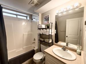 サリーにあるBella Sweet Suite -Cozy 2B suite Morgan Creekの洗面台、トイレ、浴槽を備えたバスルーム
