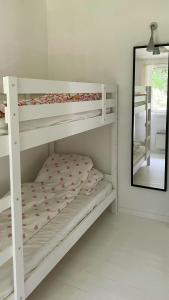 un lit superposé blanc dans une chambre avec un miroir dans l'établissement Family Cottage At Odden, 100 Meters From The Beach, à Lumsås
