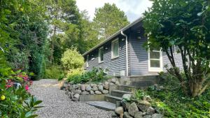 une maison avec un escalier menant à un jardin dans l'établissement Family Cottage At Odden, 100 Meters From The Beach, à Lumsås 11 autres photos