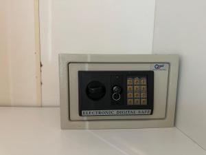 Un microondas con un medidor digital electrónico en una pared en Phuket Kathu Pluscondo 37 74, en Kathu