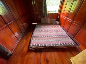 an overhead view of two beds in a train room at Sông Quê Homestay in Quảng Uyên +24 photos