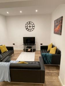 Ruang duduk di Groby Heights by Nestura