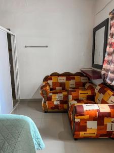 サユリタにあるCasa Baluana vive Sayulita a un paso de todoのベッド2台と鏡のある寝室