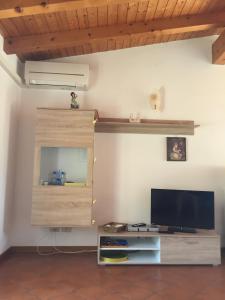 Μια τηλεόραση ή/και κέντρο ψυχαγωγίας στο Appartamento Laura