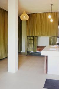 Η κουζίνα ή μικρή κουζίνα στο Tide and Tribe hostel