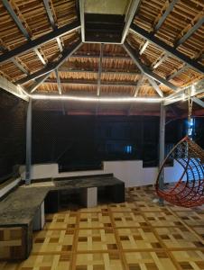 カスホールナガーにあるCoorg Refresh Homestayのステージと滑り台のある空の部屋