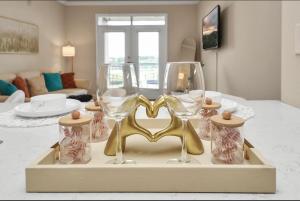 ヒューストンにあるLuxury Estateのテーブルにワイングラス2杯付きトレイ