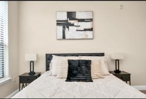 ヒューストンにあるLuxury Estateの白いベッドルーム(ベッド1台、ナイトスタンド2台付)