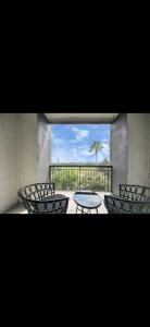 ヒューストンにあるLuxury Estateのバルコニーにテーブルと椅子が置かれたパティオ