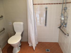 La salle de bains est pourvue d'une douche et de toilettes. dans l'établissement Taigh na Mara Bed and Breakfast, à Whitianga