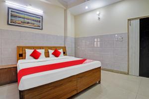 Ένα ή περισσότερα κρεβάτια σε δωμάτιο στο Hotel O Vishal Paradise +16 φωτογραφίες
