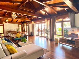 O zonă de relaxare la Luxury Seaview Villa Surin Beach Phuket