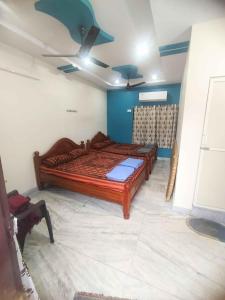 a bedroom with a large bed with a ceiling at Sri Dattatreya Nivas in Pithāpuram