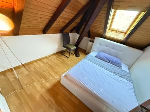 an overhead view of a bedroom with a bed and a window at Rooms for rent in Bolligen in Bolligen +4 photos