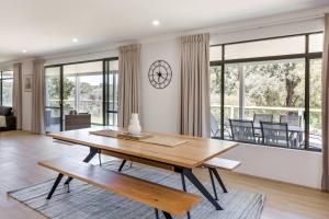 un soggiorno con un tavolo di legno e un divano di Wildgreen Villa - Lakeside Hideaway in Winery Estate a Yallingup Siding