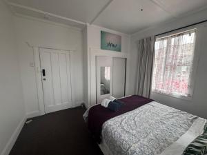 a bedroom with a bed and a window at Shazza Homestay in Invercargill +6 photos