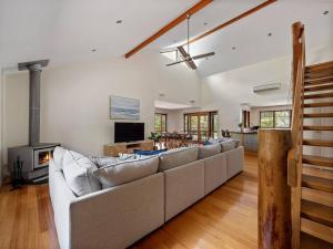 ein Wohnzimmer mit Couch und Kamin in der Unterkunft Woodland Retreat - Nature Lovers' Ultimate Escape in Margaret River Town