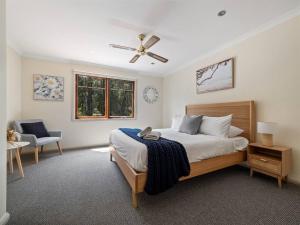 ein Schlafzimmer mit einem Bett und einem Deckenventilator in der Unterkunft Woodland Retreat - Nature Lovers' Ultimate Escape in Margaret River Town