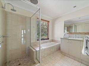 ein Badezimmer mit Dusche, Badewanne und Waschbecken in der Unterkunft Woodland Retreat - Nature Lovers' Ultimate Escape in Margaret River Town + 24 Fotos