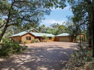 ein Haus mit einer Garage und einer Auffahrt in der Unterkunft Woodland Retreat - Nature Lovers' Ultimate Escape in Margaret River Town
