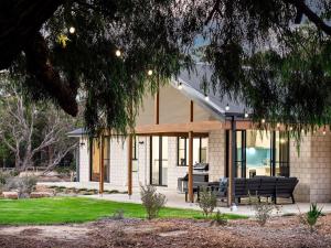 En have udenfor Turf and Surf - Secluded Haven between Beach & Town